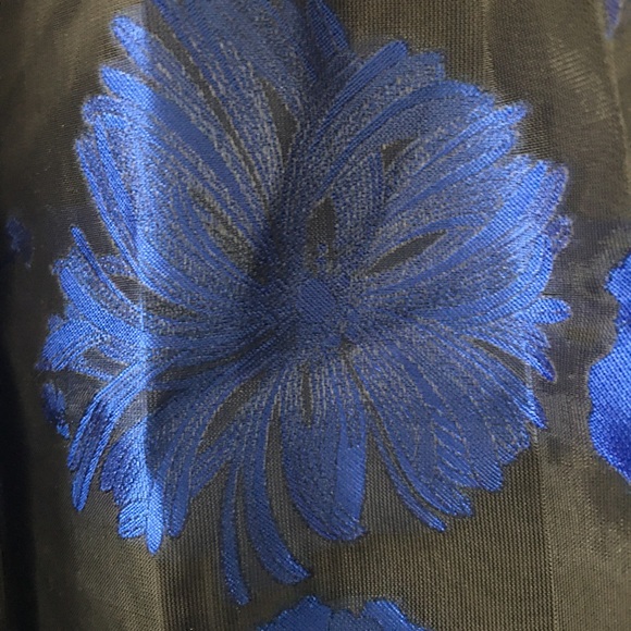 Black and Blue flower print Skirt - Picture 4 of 6